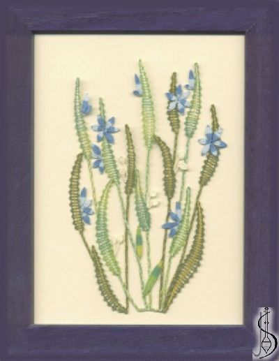 Blüte Nr. 10118 
		   Blauer  Rahmen mit Glas, format 15 x 20 cm,
Möglicher Auswahl an Rahmen: gelber, blauer, grüner, roter, zimtfarbiger, 
bunte / weisse Spitze
Preis: € 42 
